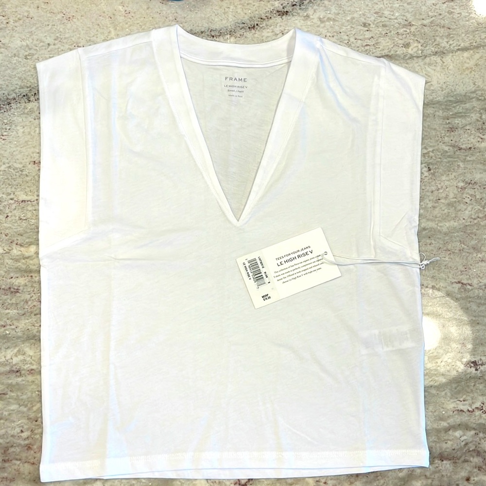 Le High Rise V Neck Tee
in Blanc. Brand new with tag. Size Small.